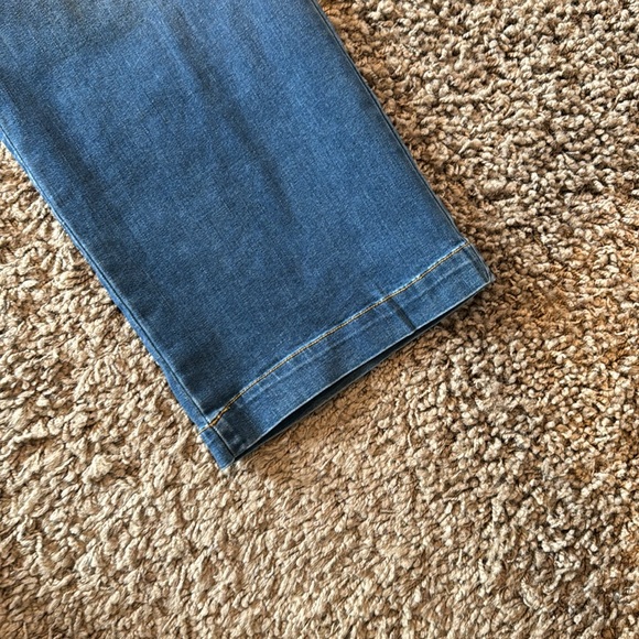 M wide leg belted medium blue jeans. Worn once. Perfect for spring and summer. - Picture 3 of 4